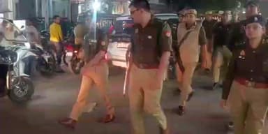 बागपत: SP ने पुलिस बल के साथ दिल्ली के लाल किले पर हुए कार धमाकों के बाद बागपत शहर में पैदल गश्त कर वाहनों की सघन चेकिंग की