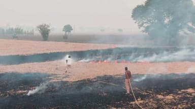 ਬੁਢਲਾਡਾ: ਡਿਪਟੀ ਕਮਿਸ਼ਨਰ ਮਾਨਸਾ ਵੱਲੋਂ ਪਿੰਡ ਖੁਡਾਲ ਕਲਾਂ ਤੇ ਦਾਤੇਵਾਸ ਦੇ ਖੇਤਾਂ ਵਿੱਚ ਲੱਗੀ ਅੱਗ ਨੂੰ ਬੁਝਾਇਆ