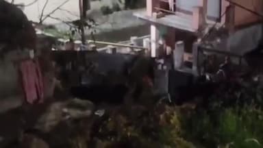 जोशीमठ: तड़के ज्योतिर्मठ नगर में भालू दिखाई देने से मचा हड़कंप, विभाग ने आतिशबाजी कर रात्रि गश्त की