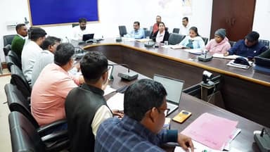 जशपुर: मार्च 2026 तक सभी पीएम आवास पूर्ण करने का निर्देश, कलेक्टर रोहित व्यास ने बैंक सखियों को सक्रिय करने की दी सलाह