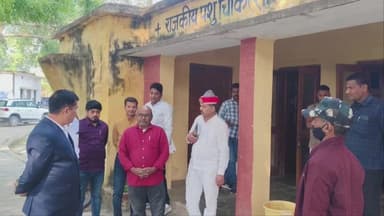 मड़ियाहू: जिलाधिकारी ने शीतलगंज पशुचिकित्सालय का किया औचक निरीक्षण