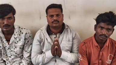 गांगड़तलाई: मोनाडूंगर चैकपोस्ट पर चार संदिग्ध युवकों को गिरफ्तार किया गया, दो मोटरसाइकिलें जब्त