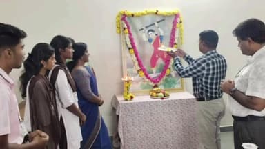 ಕಾರವಾರ: ನಗರದ ಸೈಂಟ್ ಜೋಸೆಫ್ ಪದವಿ ಪೂರ್ವ ಮಹಾವಿದ್ಯಾಲಯಲ್ಲಿ ಒನಕೆ ಓಬವ್ವ ಜಯಂತಿ ಕಾರ್ಯಕ್ರಮ ಉದ್ಘಾಟಿಸಿ ಅಪರ ಜಿಲ್ಲಾಧಿಕಾರಿ ಸಾಜೀದ್ ಮುಲ್ಲಾ