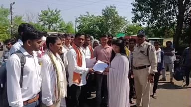 बड़वानी: ग्राम चौकी से पिपरकूंड तक सड़क नहीं होने पर ग्रामीणों ने जनसुनवाई में लगाई गुहार