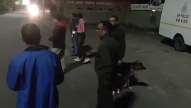 खरगौन: दिल्ली धमाके के बाद खरगोन में हाई अलर्ट, गायत्री मंदिर तिराहे पर बम निरोधक दल की सख़्त चेकिंग