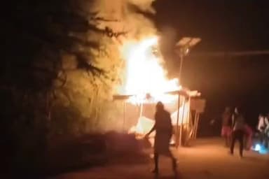 इस्माइलपुर: रिंग बांध पर गोवर्धन बासा के पास झोपड़ी में लगी आग, ग्रामीणों ने पाया काबू