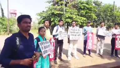 कुरूद: स्कूलों में किताबें नहीं पहुंची, छात्र-छात्राओं ने विकासखंड शिक्षा अधिकारी कार्यालय का किया घेराव