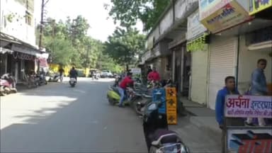 मल्हारगंज: बाधक निर्माण हटाने को लेकर व्यापारियों का विरोध, आश्वासन के बाद प्रदर्शन स्थगित, व्यापारी सड़क चौड़ीकरण के विरोध में