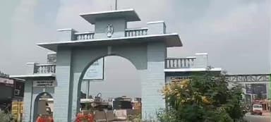 ஓசூர்: டெல்லி கார் குண்டுவெடிப்பு சம்பவம் எதிரொலி. ஓசூர் அருகே தமிழக - கர்நாடக மாநில எல்லை ஜூஜூவாடி சோதனைசாவடியில் போலீசார் தீவிர வாகன சோதனை.