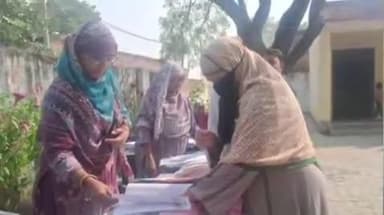 खागा: ऐरायां ब्लाक में चुनाव आयोग ने SIR फार्म भरवाने की प्रक्रिया शुरू की, BLO ने कैम्प के माध्यम से फार्म भरे