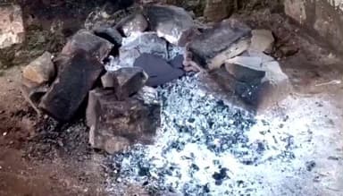 तामिया: बखरी स्कूल में लकड़ी के धुएं में खाना बनाने को मजबूर रसोइया, महिला बोली- गैस चूल्हा आग उगल रहा है