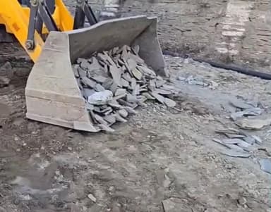 स्पीति: प्यूकर रोड पर ब्लैक आइस बनी दुर्घटना का कारण, सेब से लदी गाड़ी सड़क किनारे लटकी