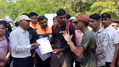 बड़वानी: खिलाड़ियों ने कलेक्ट्रेट पहुंचकर विभिन्न मांगों को लेकर नायब तहसीलदार को ज्ञापन सौंपा