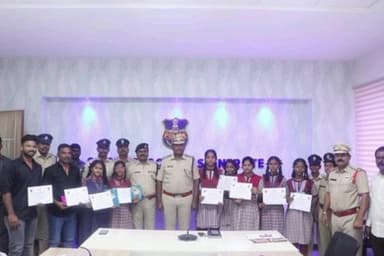 సిద్దిపేట అర్బన్: పోలీస్ అమరవీరుల దినోత్సవం సందర్భంగా నిర్వహించిన వ్యాసరచన పోటీల్లో గెలుపొందిన వారికి బహుమతులు అందజేసిన సిపి విజయ్ కుమార్