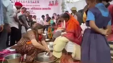 पंडरिया: वनांचल में निवासरत धर्मांतरित आदिवासी परिवार के 115 लोगों की हुई घर वापसी, नेउर में विधायक भावना ने पैर पखार किया स्वागत