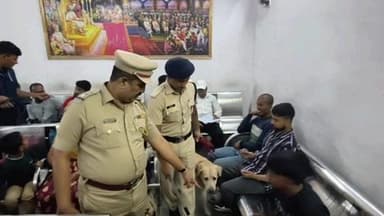पुणे शहर: पुणे रेल्वे स्थानकावर हाय अलर्ट; डॉग स्क्वॉड व बॉम्ब शोधक पथकाची कसून तपासणी.