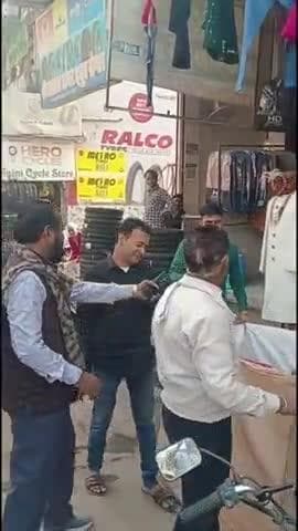 बसवा: बांदीकुई में नगर पालिका ने चलाया अभियान, दुकान के बाहर रखे सामानों को किया ज़ब्त, व्यापारियों को दी चेतावनी