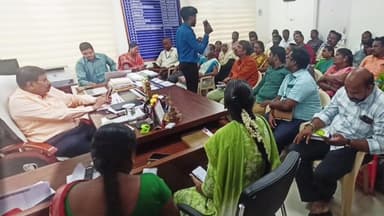 வாலாஜாபாத்: ஸ்ரீபெரும்புதூர் வருவாய் கோட்டாட்சியர் அலுவலகத்தில் வாக்குச்சாவடி நிலைய அலுவலர்களுக்கு பயிற்சி கூட்டம்