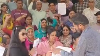 सीकर: नवलगढ़ रोड स्थित बिल्डिंग में बिजली-पानी नहीं आने से नाराज निवासियों ने किया प्रदर्शन