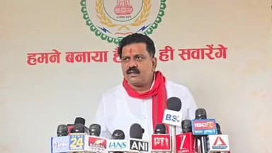 सहसपुर लोहारा: नक्सली कमांडर माड़वी हिडमा और बारसे देवा की माता जी से विजय शर्मा, DCM ने की मुलाकात, पुनर्वास की अपील की