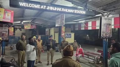 डेरापुर: लालकिला के पास धमाके के बाद यूपी में हाई अलर्ट, डेरापुर सीओ ने झींझक स्टेशन पर चेकिंग अभियान चलाया