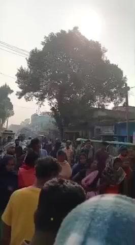 ताजपुर: बंगराथाना इलाके में युवक की चाकू मारकर हत्या, आक्रोशित लोगों ने कोठिया गांधी चौक किया जाम