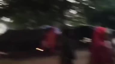 छतरपुर: चंद्रपुरा इंडस्ट्रियल एरिया में स्वयंसेवकों द्वारा आदिवासी बस्ती में कंबल वितरित