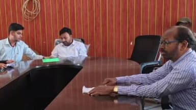 सरैयाहाट: प्रखंड मुख्यालय में बीडीओ ने पंचायत सचिवों के साथ बैठक कर आवश्यक दिशा निर्देश जारी किए