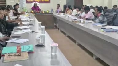 कलेक्टर श्रीमती तुलिका प्रजापति ने आज कलेक्टोरेट सभाकक्ष में आयोजित समय-सीमा की बैठक