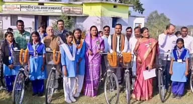 भैयाथान: मंत्री श्रीमती लक्ष्मी राजवाड़े ने अजबनगर में सायकल वितरण कर विद्यार्थियों को प्रोत्साहित किया
