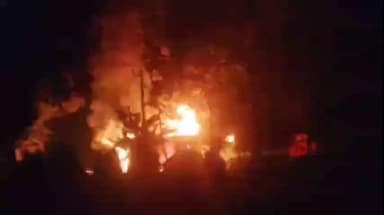 ডুমডুমা: শাহু-বোৱাৰীক আক্ৰমণৰ ঘটনাক লৈ ৰূপাই চাহ বাগিচাৰ চৈধ্য নম্বৰ লাইনত উত্তেজিত ৰাইজে জ্বলাই দিলে ঘৰ