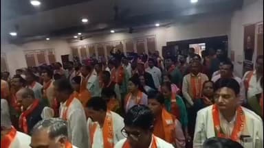 देवास: मुख्यमंत्री के आगमन को लेकर देवास के भाजपा कार्यालय में किसानों के साथ बैठक हुई