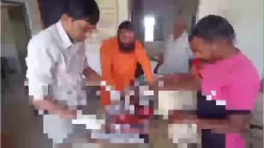 गुण्डरदेही: गुण्डरदेही बसस्टैंड के पास अज्ञात वाहन की ठोकर से मवेशी का पैर टूटा, डॉक्टरों ने घायल मवेशी के पैर को काटकर किया इलाज