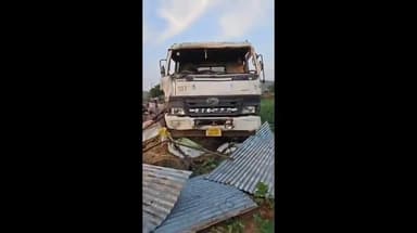 लालसोट: लालसोट-चाकसू मार्ग पर निर्झरना गांव में बेकाबू ट्रेलर से छप्परपोश व टीन शेड क्षतिग्रस्त, ग्रामीणों ने किया धरना