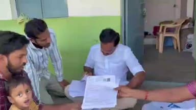 சூளகிரி: S.I.R கணக்கெடுப்பு படிவம்: அரசு ஊழியர்களுடன் முஸ்லீம்தெரு, வாணியர் தெருவில் வீடு வீடாக வழங்கிய அதிமுகவினர்