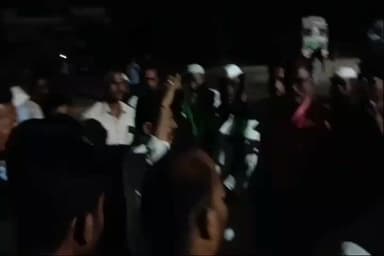 ಪಟ್ಟಣದ ಹೊರಭಾಗದ ಕೆಪಿಆರ್ ಸಕ್ಕರೆ ಕಾರ್ಖಾನೆ ಎದುರು ರೈತರ ಪ್ರತಿಭಟನೆ