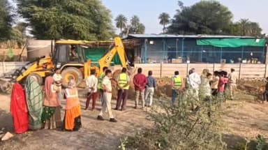 नांगल राजावतान: दिल्ली-मुंबई एक्सप्रेस हाईवे पर सड़क हादसों को रोकने के लिए हाईवे के किनारे स्थाई और अस्थाई अतिक्रमण हटाया गया