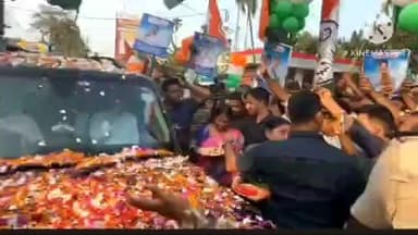 ফলতা: রাজনৈতিক কর্মসূচিতে যোগদান করতে যাওয়ার আগে পুরাতন বাজার এলাকায় তৃণমূল কর্মীদের সঙ্গে দেখা করলেন জাহাঙ্গীর খান