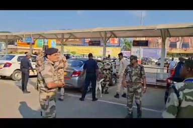 আজাৰা: দিল্লীৰ ঘটনাৰ পিছতে বৰঝাৰ বিমানবন্দৰত অধিক কটকটীয়া নিৰাপত্তা বেষ্টনী