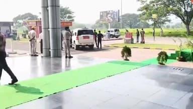 অন্ডাল: বাঁকুড়া বিশ্ববিদ্যালয়ের সমাবর্তন অনুষ্ঠানে যোগ দিতে কলকাতা বিমানবন্দর থেকে অন্ডাল বিমানবন্দরে পৌঁছলেন রাজ্যপাল