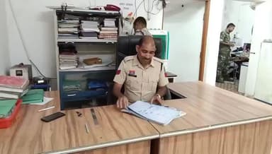 पखांजूर: पीवी 55 रोड़ किनारे सार्वजनिक स्थल पर शराब पीकर हो हल्ला करने वाले युवकों को किया गिरफ्तार