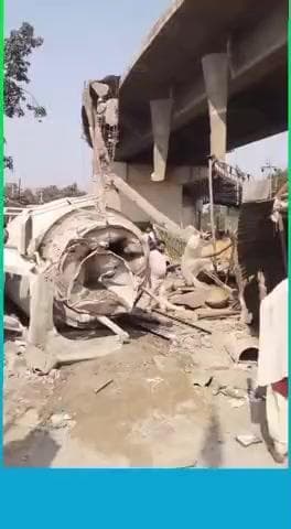 गोंडा जिला में रेलवे ब्रिज से नीचे डंपर गिरा#