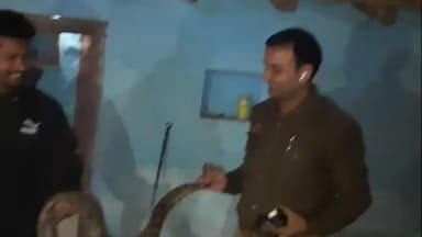 दुधि: खैराही में युवक के घर में घुसा 8 फीट लंबा अजगर, स्नेक एक्सपर्ट ने किया रेस्क्यू