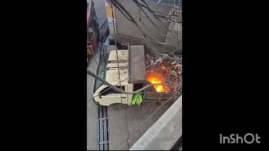 देवबंद: देवबंद में नगर पालिका की कूड़ा गाड़ी में लगी आग, मची अफरा-तफरी, वीडियो हुआ वायरल