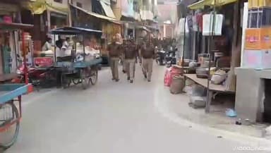 मिर्ज़ापुर: कछवा बाजार में पुलिस ने किया पैदल मार्च, दिल्ली में हुए बम ब्लास्ट के बाद जिला प्रशासन हाई अलर्ट मोड पर