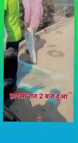 गोंडा जिला में रेलवे पुल से एक डंपर गिर गया है रेलिंग तोड़ के रात में 1:00 बजे रात को गिरा था दिन में गिरता तो कितनेलोग