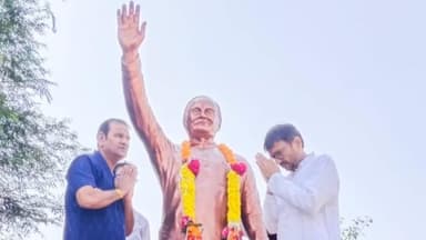 सैलाना: सैलाना में शिखर पुरुष स्वर्गीय गेहलोत की जयंती पर कांग्रेसजनों ने प्रतिमा पर दी श्रद्धांजलि