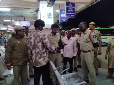 బాన్సువాడ: బాన్సువాడలో ఉగ్రవాద భయంతో పోలీసుల విస్తృత తనిఖీలు, వాహనాలను క్షుణ్ణంగా పరిశీలిస్తున్న పోలీసులు : సీఐ శ్రీధర్