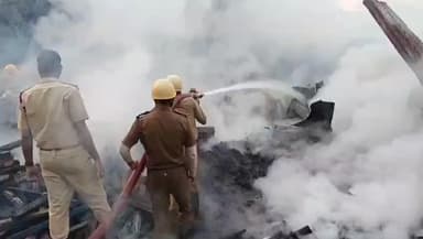 বাসন্তী: বংশী বটতলায় এলাকায় তিনটি কাঠের গোডাউনে বিধ্বংসী আগুন ঘটনাস্থলে দমকল, তদন্তে পুলিশ।