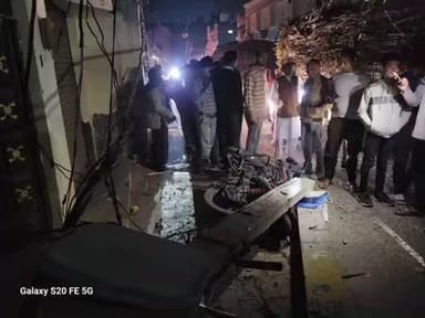 कलीनगर: भूरे खा मोहल्ले में तेज रफ्तार ट्रैक्टर ट्राली ने विद्युत पोल को मारी टक्कर, पोल हुआ क्षतिग्रस्त